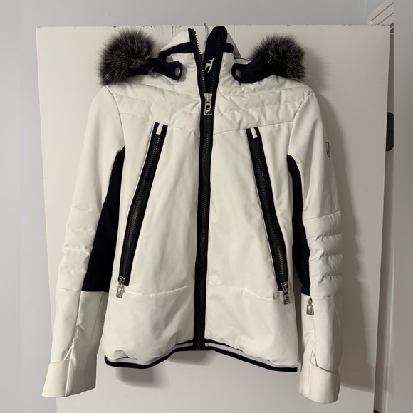 Stylish White and Black Ski Jacket with Fox Fur Trim
